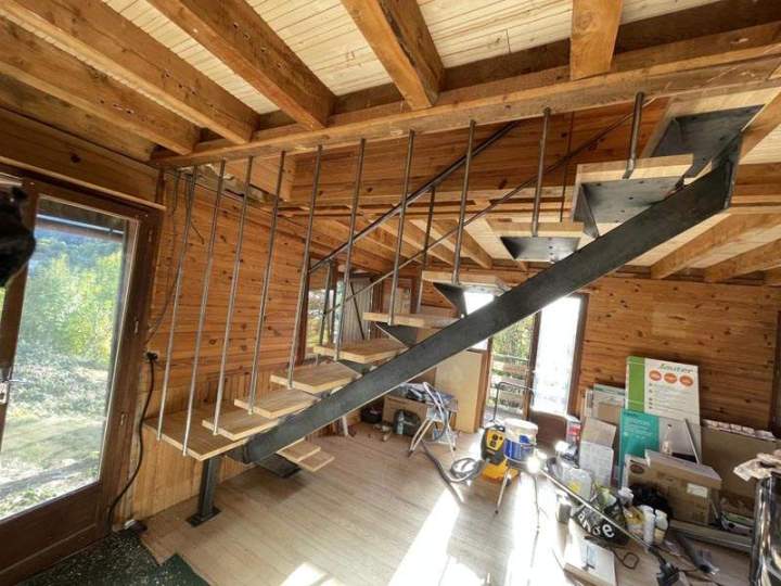 Escalier suspendu style industriel La Bourboule