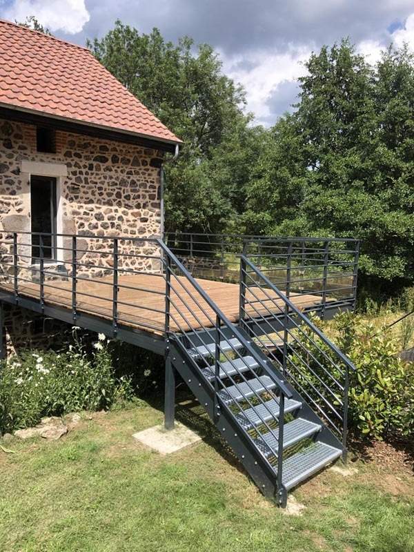 Terrasse suspendue avec escalier et rambarde La Bourboule