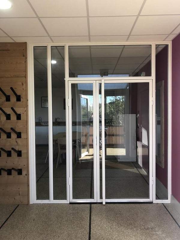 Cloison vitrée avec double porte La Bourboule