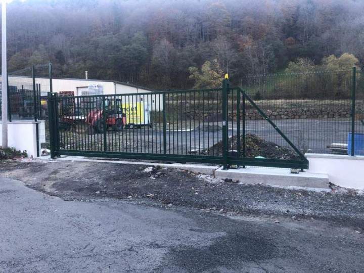 Portail barreaudé en métal vert et clôture grillagée La Bourboule
